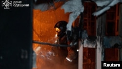 Рятувальники гасять пожежу після однієї з попередніх російських атак на Одещині, 4 грудня 2025 року