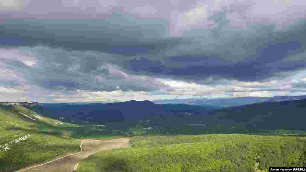 Германське плем'я готів у III столітті під час Великого переселення народів з'явилося в Північному Причорномор'ї, а потім і в Криму, де асимілювало залишки скіфів і на півдні півострова створило готську державу