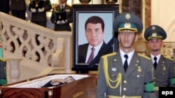 Türkmenistanyň ilkinji prezidenti Saparmyrat Nyýazowyň jaýlanyşy (arhiw suraty)