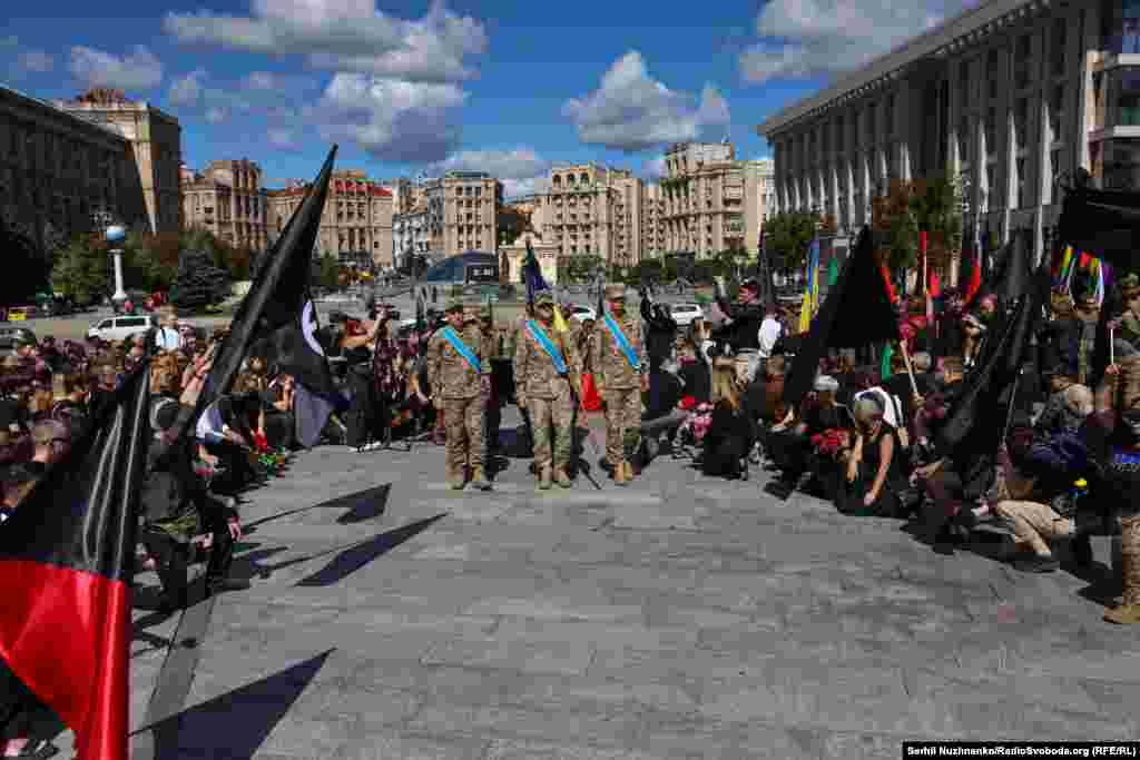 У Києві, на майдані Незалежності, відбулося прощання з митцем-анархістом і військовослужбовцем Давидом Чичканом, якому було 39 років