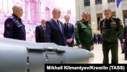 Владимир Путин, его генералы и министры на выставке военной техники. На заднем плане справа от Путина – вице-премьер Денис Мантуров