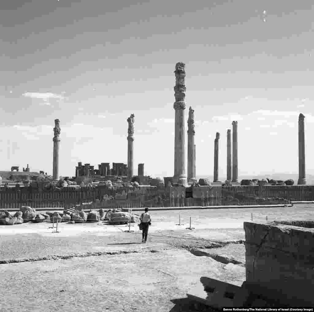 Фотография израильского фотографа Бенно Ротенберга, который снял своего коллегу идущим к руинам Персеполя, древней столицы Персидской империи, 1968 год 