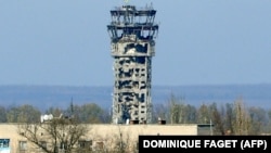 Башня Международного аэропорта «Донецк» имени Сергея Прокофьева. Донецк, 26 октября 2014 года