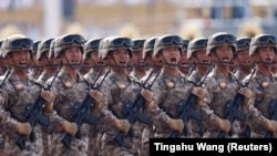 Во время военного парада в честь 80-летия окончания Второй мировой войны в Пекине, Китай, 3 сентября 2025 года