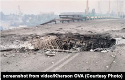 Поврежденный мост возле микрорайона Остров в Херсоне, август 2025 года