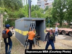Встановлення укриттів від уламків у Херсоні, мікрорайоні «Корабел» («Острів»)