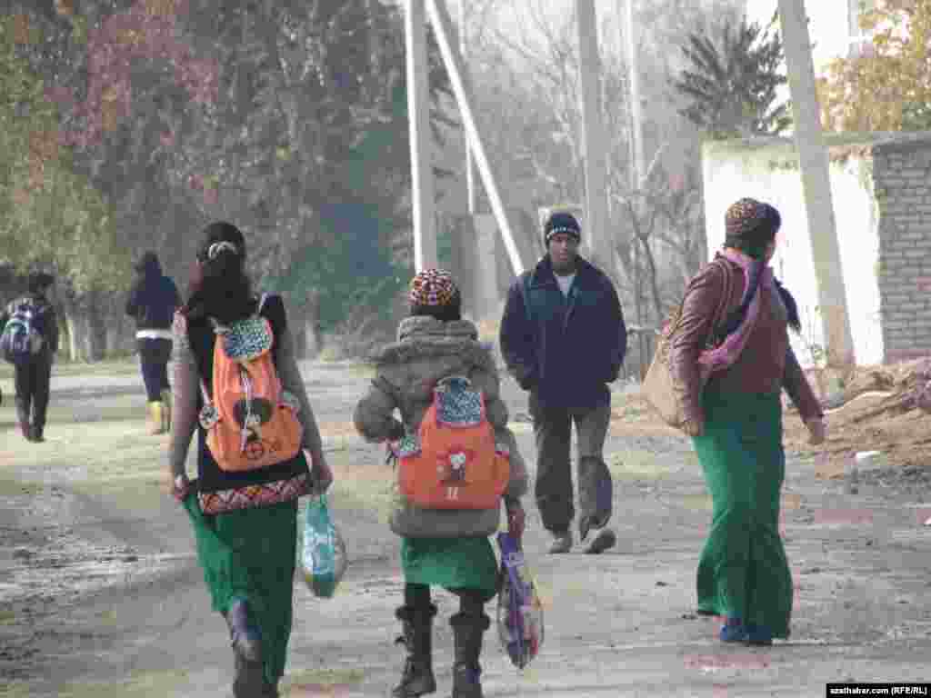 Türkmengala, "Täze oba" daýhan birleşigi: Okuwa barýan çagalar.