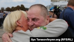 Эдем Бекиров с крымской активисткой Еленой Антоновой в аэропорту «Борисполь», 2019 год