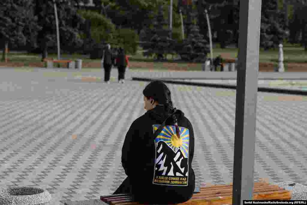 За різними оцінками, у Краматорську нині мешкає 50-80 тисяч людей. Масової евакуації немає: хтось лишається, поки дозволяють умови, інші ж готуються виїхати. Влада регулярно інформує про можливості переїзду у безпечні регіони