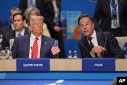 Президент Сполучених Штатів Дональд Трамп (ліворуч) слухає генерального секретаря НАТО Марка Рютте під час саміту НАТО в Гаазі, 25 червня 2025 року