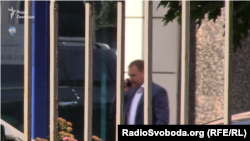 26 червня 2018-го. Бізнесмен Віталій Кропачова виходить з одного зі столичних бізнес-центрів