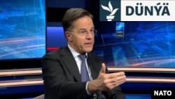NATO-nyň Baş sekretary Mark Rutte 24-nji noýabrda harby bileleşigiň Brýusseldäki ştab-kwartirasynda beren interwýusynda çykyş edýär.