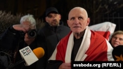 Алесь Бяляцкі пасьля вызваленьня. Вільня, 13 сьнежня 2025 