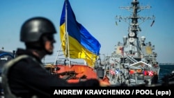 Ілюстраційне фото. Фрегат ВМС Збройних сил України «Гетьман Сагайдачний та есмінець ВМС США «Дональд Кук» під час міжнародних військових навчань «Сі Бриз». Одеса, 1 вересня 2015 року