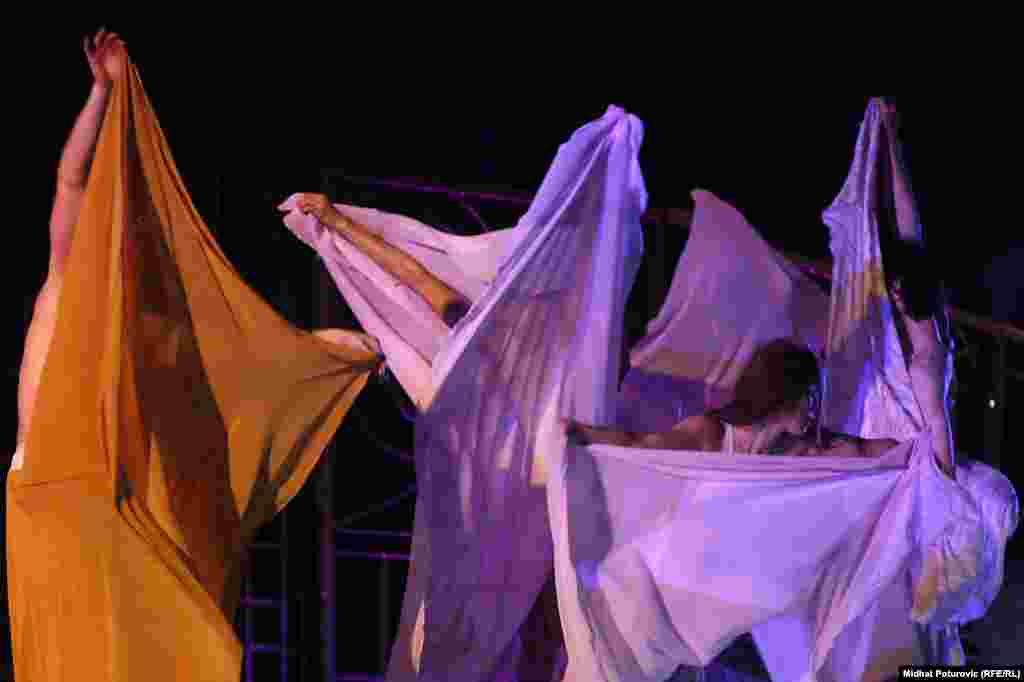 Performans "Stoljeće mira nakon stoljeća ratova" na Latinskoj ćupriji 