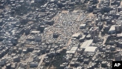 O tabără de corturi în Gaza City, văzută dintr-un avion iordanian care a parașutat ajutoare pentru palestinieni, la 7 august 2025.