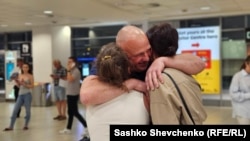 Владислав Есипенко с женой Екатериной и дочерью Стефанией в аэропорту Праги после возвращения из Керченской колонии, 22 июня 2025 года