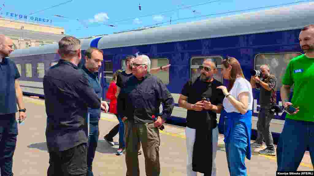 Американський філантроп і фотограф Говард Баффет за три роки війни побував на всіх найгарячіших напрямках російсько-українського фронту. На фото він обговорює із представниками «Укрзалізниці» формат виставки та майбутній маршрут потяга