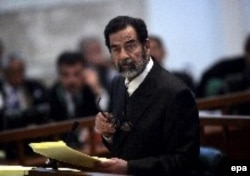 Садам Хусэйн падчас судовага працэсу над ім, 2006