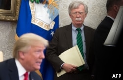 Дональд Трамп и Джон Болтон в Овальном кабинете Белого дома (фото 2018 года)
