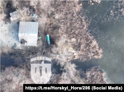 Скидання снаряда на групу 126 ОБрБО РФ, острів Круглик, 30 січня 2023 року. Скриншот із відео розвідувальної ударної групи «ГОРА»