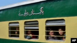 د پاکستان په یوه اورګاډي کې مساپر ناست دي - پخوانی انځور 