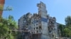 Пошкоджена російськими обстрілами багатоповерхівка у Покровську, травень 2025 року