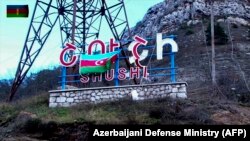 Ադրբեջանական դրոշը՝ Շուշի քաղաք մտնող ճանապարհի ցուցանակի վրա, 9-ը նոյեմբերի, 2020թ.