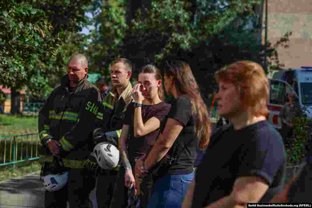 Попрощатися прийшли також рятувальники