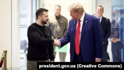 Президент України Володимир Зеленський (ліворуч) раніше заявив, що Дональд Трамп може відіграти вирішальну роль завершенні війни з Росією й допомогти зупинити Путіна