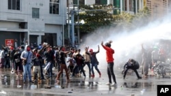 Ոստիկանները ջրցան մեքենա են կիրառում ցուցարարների դեմ