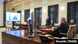 Президент Росії Володимир Путін на відеоконференції з главами держав G20, присвяченій протидії коронавірусу, закликав скасувати санкції проти Росії