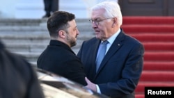 Президент Німеччини Франк-Вальтер Штайнмаєр вітає президента України Володимира Зеленського у палаці Бельвю в Берліні, Німеччина, 15 грудня 2025 року