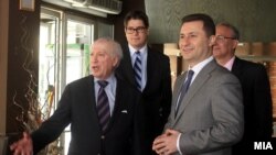 Премиерот Никола Груевски и посредникот Метју Нимиц на работен ручек во Скопје.