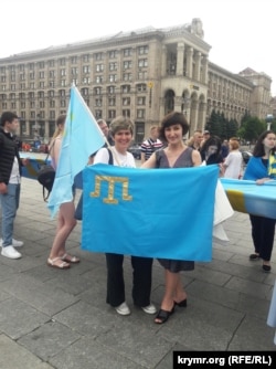 Эльмира Катаки на собрании крымских татар в Киеве после аннексии Крымского полуострова