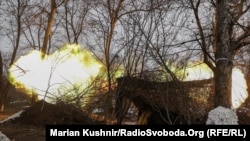 Сахохідна гаубиця М109 веде вогонь поблизу Часового Яру на Донеччині, лютий 2025 року