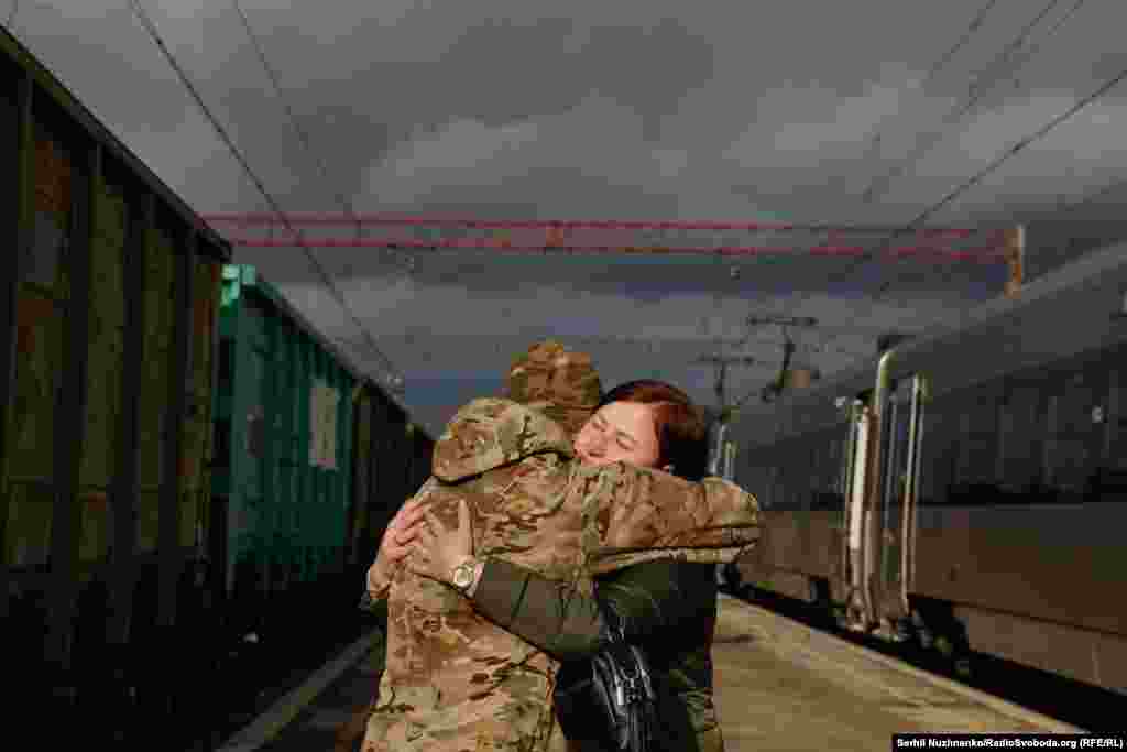 Краматорськ, лютий 2024 року. Зустріч на залізничному вокзалі. Це місце бачило багато сліз, смутку і радості – тут люди зустрічалися та прощалися під час ротацій військових та евакуацій цивільних. Тепер сюди потяги не прибувають