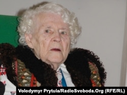 Герой Украины Вера Роик – легендарная мастерица-вышивальщица из Симферополя, основательница школы украинской народной вышивки в Крыму, заслуженный мастер народного творчества Украины, фото Володимира Притулы, 2010 год
