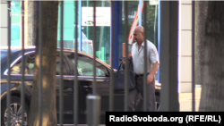 26 червня 2018-го. Народний депутат Ігор Кононенко виходить з одного зі столичних бізнес-центрів