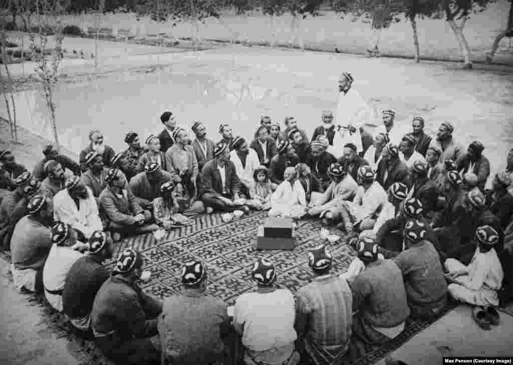 دورهمی مردان ازبک که توسط مکس پنسون در اوایل قرن بیستم عکاسی شده است.ماکسیم، نوه پنسون، سال ۲۰۱۸ در مصاحبه‌ای با رادیو اروپای آزاد/رادیو آزادی، دربارهٔ چگونگی ورود پدربزرگش به آسیای میانه در بیش از یک قرن پیش صحبت کرد. او گفت: «بوهای مختلف، رنگ‌های مختلف، افراد مختلف. همه چیز متفاوت است».