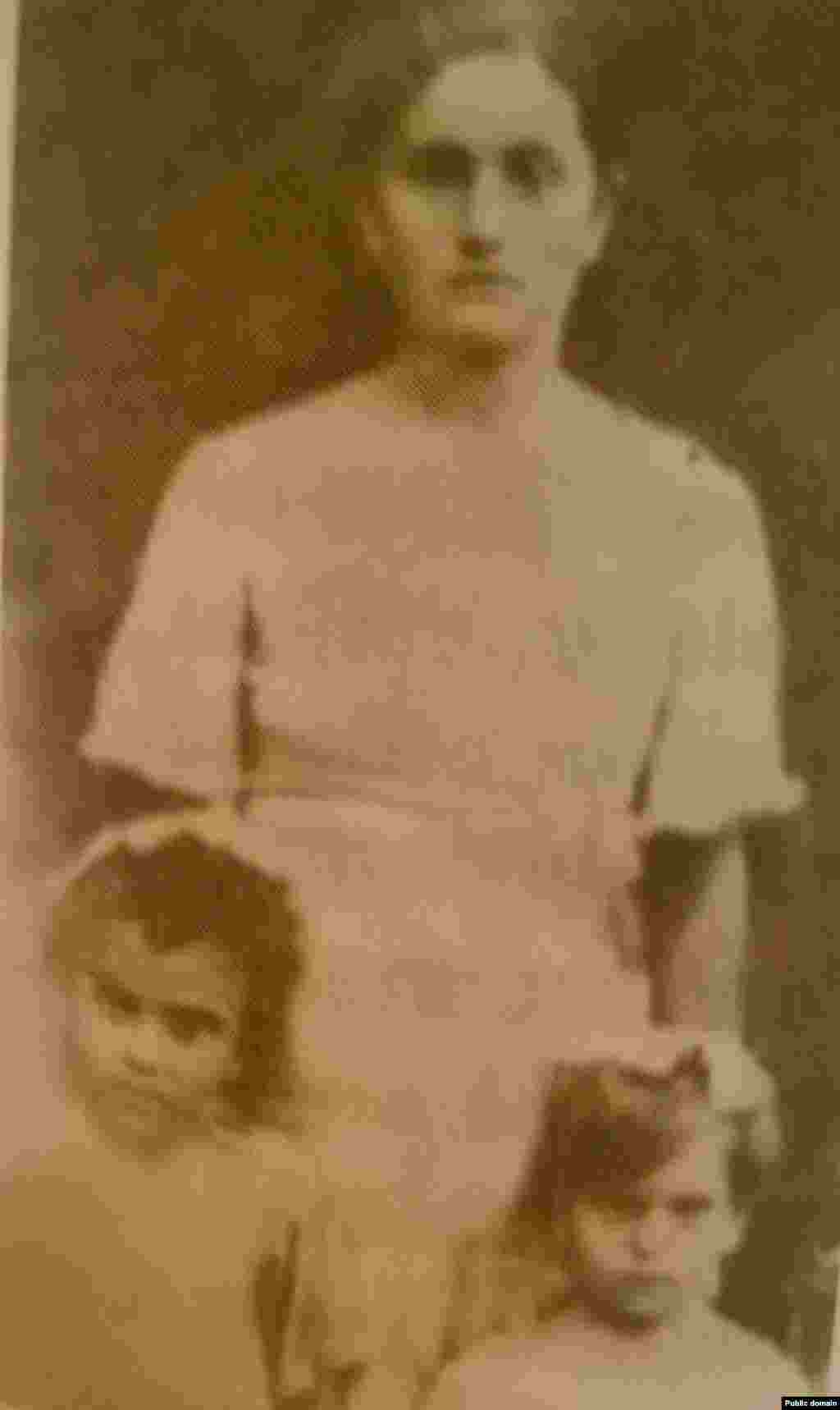 На фото &ndash;&nbsp;Зеліха Пашаєва з дітьми 1939 року. Її мати розстріляли німці 1942 року за зв'язок із партизанами, а чоловік загинув на війні 1943 року. Незабаром після смерті чоловіка Зеліху разом із батьком і дітьми депортували до Узбекистану. Їх поселили в брудну землянку без вікон, і погнали на роботу на будівництво. Люди стали вмирати від нестерпної спеки, голоду і брудної води