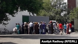 Dükan satyjylarynyň birnäçesi özlerine gelip gowşan unuň möçberiniň şu gezek öňkülerden-de çäkli bolandygyny aýdýar. (Arhiw suraty)