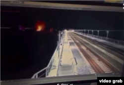 Момент влучання морського дрона в опори Керченського мосту. Стоп-кадр з оперативного відео СБУ