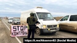 Учасники підрозділу «БАРС-Крим» під час навчань у Криму блокують рух громадського транспорту, 25 січня 2025 року