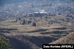 Вид на Тбилиси с территории, где, как ожидается, начнется строительство