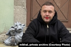 Міхал бере участь у флешмобі на знак солідарності з Марією Колесниковою