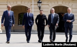 На встречу «коалиции желающих» с президентом Украины Владимиром Зеленским (в центре) в Киев прибыли лидеры Германии Фридрих Мерц (слева), Франции Эмманюэль Макрон (второй слева), Великобритании Кир Стармер (второй справа) и Польши Дональд Туск, 10 мая 2025 года