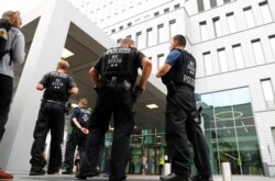 Наразі Навальний перебуває під цілодобовою охороною німецької поліції