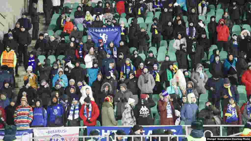 Ради матча в Казахстан съехались футбольные фанаты из других стран. "Я приехал из Монголии. Конечно, расстроился, что не сильный состав. Хотелось посмотреть на основную команду. Но они все время резервный состав выставляют для Лиги Конференции&rdquo;,&nbsp;&mdash; рассказал пожилой болельщик, на шее которого тоже красовался синий шарф