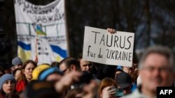 უკრაინაში რუსეთის შეჭრის ორი წლისთავზე, 2024 წლის 24 თებერვალს ბერლინში გამართული აქციის მონაწილეები უკრაინისთვის Taurus-ების გადაცემასაც მოითხოვდნენ.